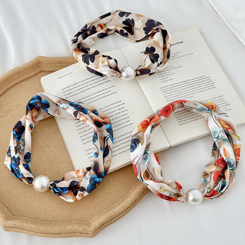 Bufandas de seda para mujeres 2025 nueva alta sensación de decoración bufandas de cuello collar de perlas cadena clavícula bufandas de seda de absorción al por mayor