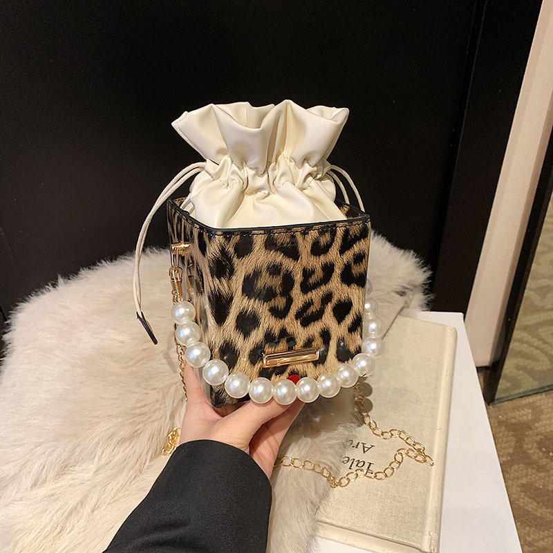 Bolso diagonal de un solo hombro coreano perla femenina 2025 nueva moda moda cadena estampado de leopardo pequeño bolso cuadrado bolso cubo bolso