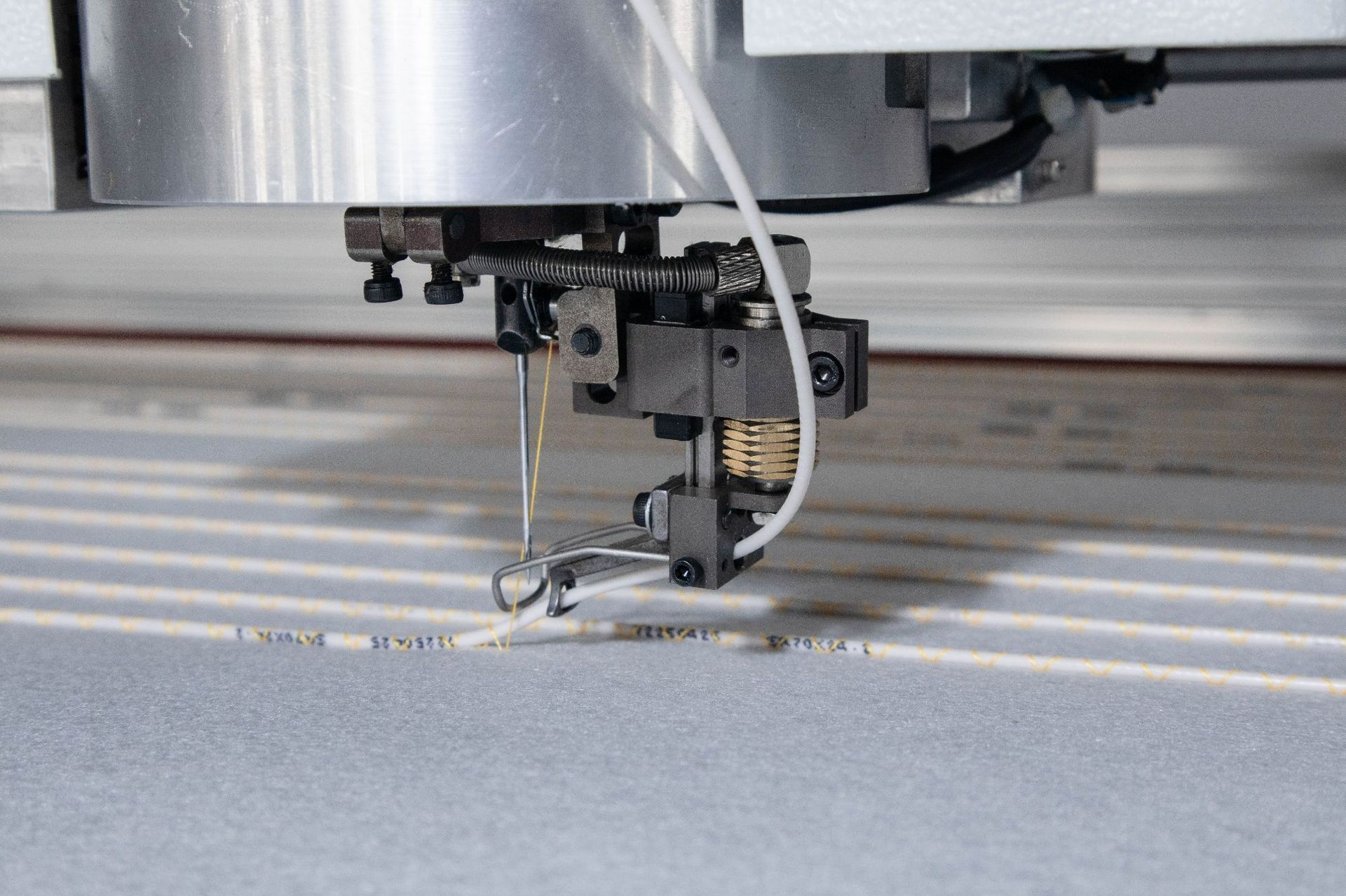 Máquina de patrón automático de bobinado de aguja de alambre de calefacción de manta eléctrica de alambre de calefacción de alambre sin base de lanzadera en forma de herringbone