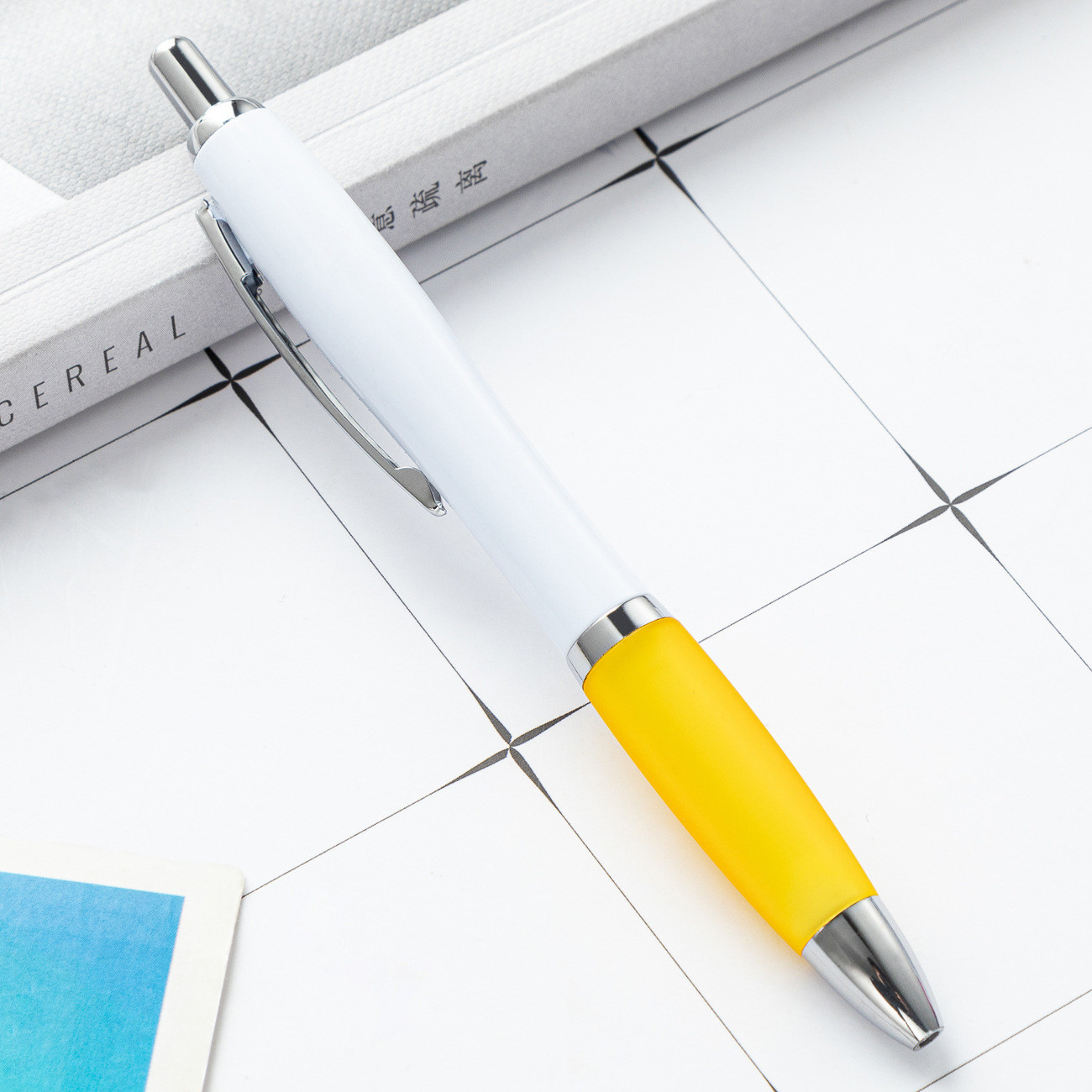 Bolígrafos de colores tipo calabaza, clic suave, imprimibles con logo, ideales para publicidad.