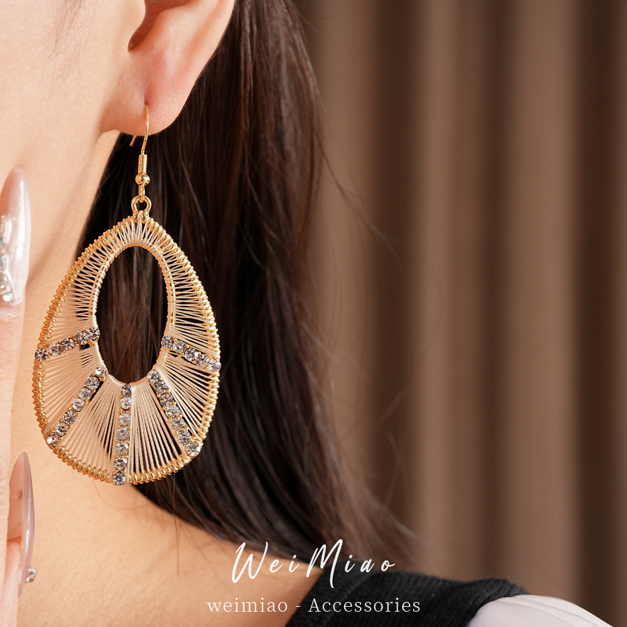 Diamante de gota de agua hueco gancho de orejas estilo europeo y americano personalidad nicho exagerado pendientes de lujo ligero de alta sensación de auriculares al por mayor