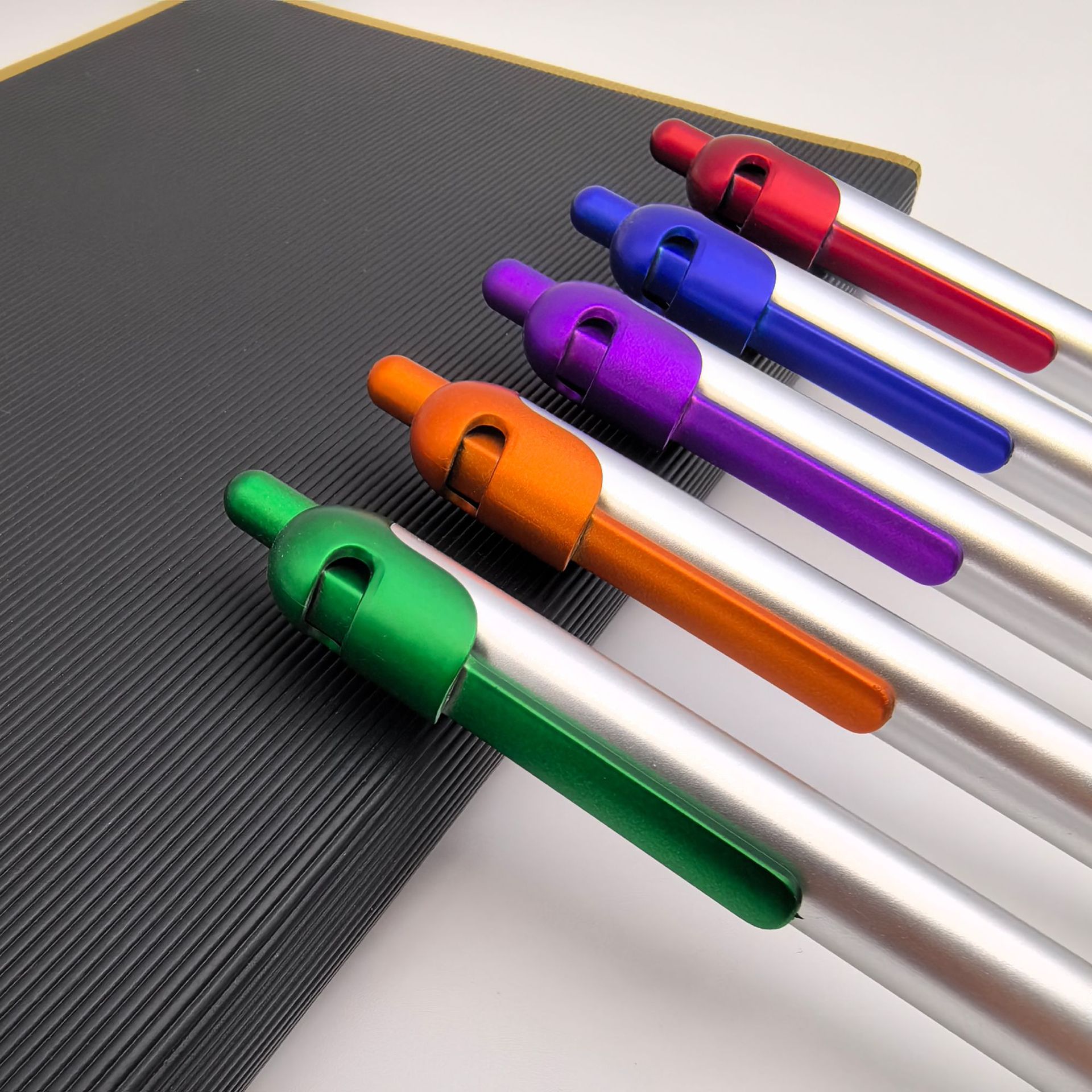 Fabricantes de nueva era prensa caballeros bolígrafos publicitarios máscaras de plástico caballeros bolígrafos de plata bolígrafos de regalo de promoción