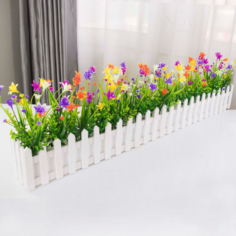 柵のプラスチックの造花のシミュレーションの花の客間の壁の角の陽の窓の台は仕切りを切って装飾の緑の植栽を遮って鉢植えの植木鉢を飾ります。|undefined