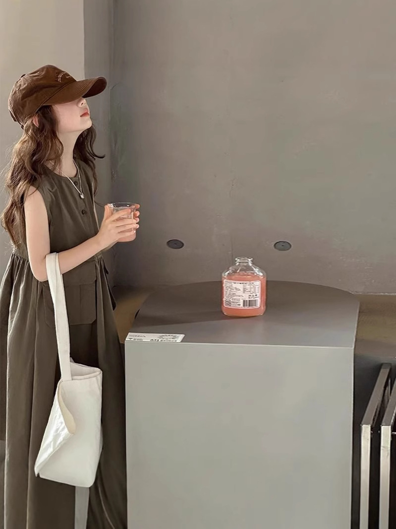 Vestido de verano para niñas 2025 nuevo estilo estilo moda occidental falda sin mangas para niños vestido de princesa para niños de mediana edad