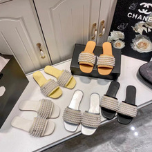 新款C家真皮珍珠面平底拖鞋女2025夏季时尚外穿百搭一字露趾拖鞋