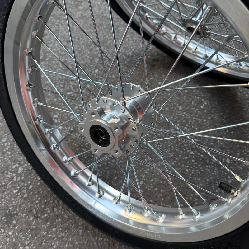 Suitable for QiuLong Light Bee modification with 70/90-17 front and 80/90-17 rear tires, CNC wheel hub assembly, aluminum alloy wheel set