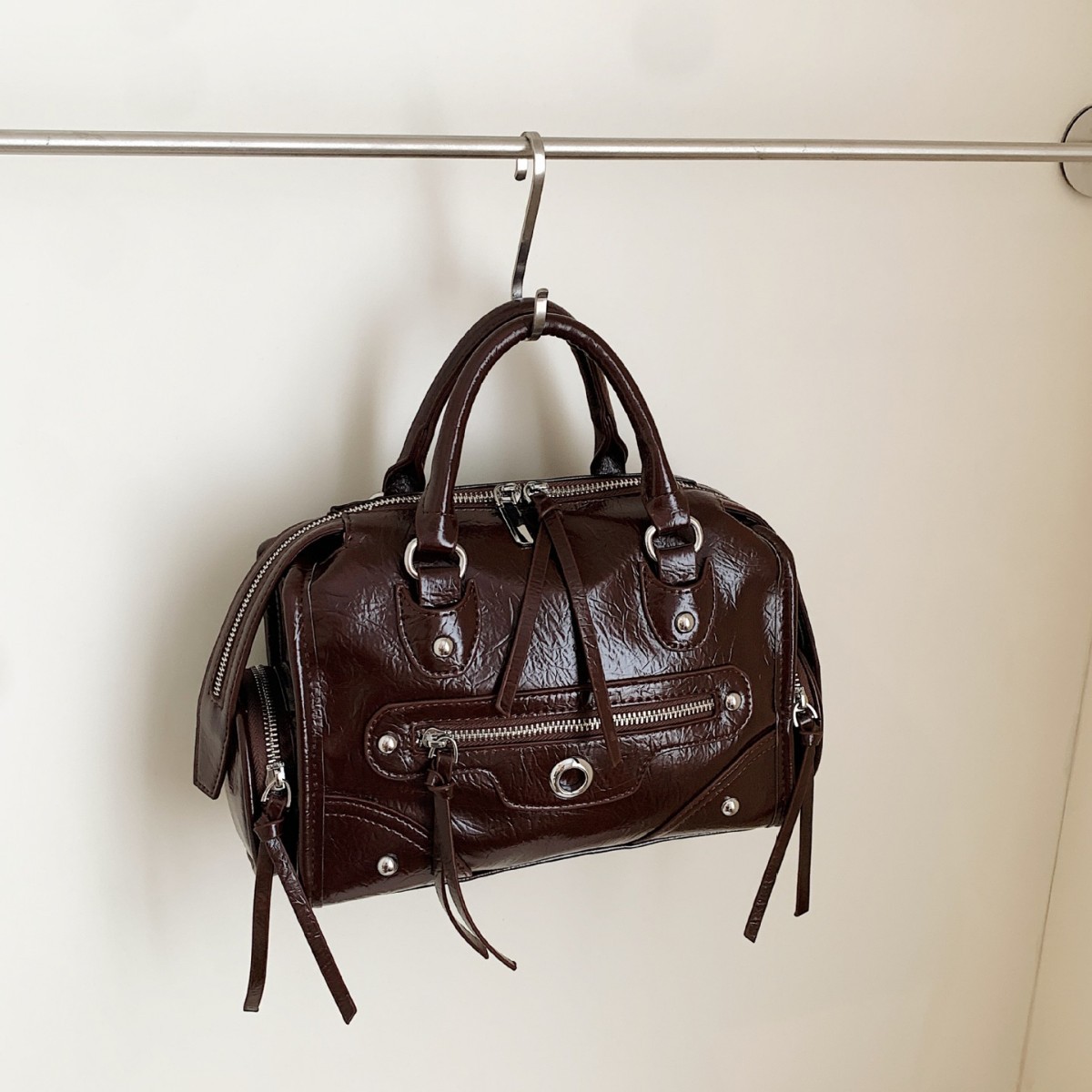 Bolsas de motocicleta retro transfronterizas de moda extranjera bolsas de remaches diarias Europa y América bolsas de hombro de Boston