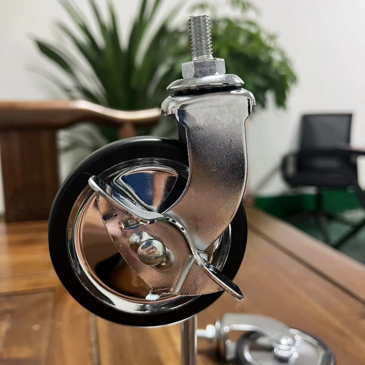 工厂直销3寸餐车轮m8*15丝杆万向脚轮手推车餐车专用轮子镀铬镍锌