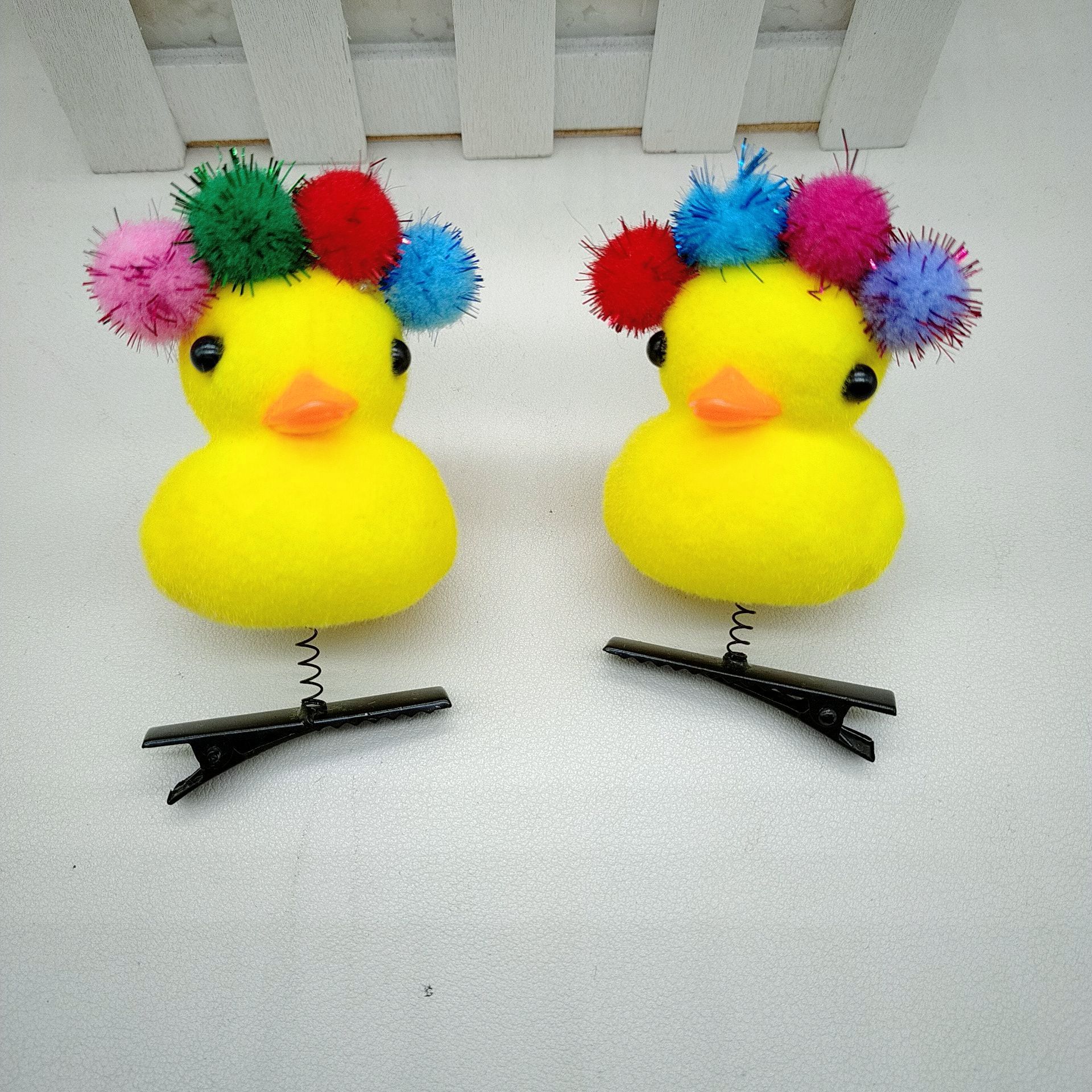 Amazon vende lindos artefactos transfronterizos, sombreros con lazo, gafas de sol, clips de resorte de pato amarillo, regalos de eventos de empuje de clase