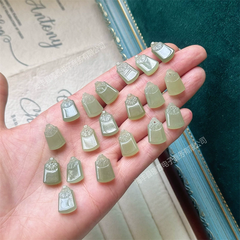 Оптовая продажа натуральный Hutian Jade Bing через небольшой замок богатства небольшой кулон капает DIY аксессуары браслет