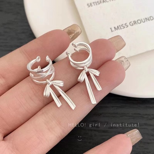 Ballet Girl Pure White Bow Earrings for Girls, Ins Trendy, Elegant, Sweet, Unconventional, High-end, No Piercing Ear Bone Clips