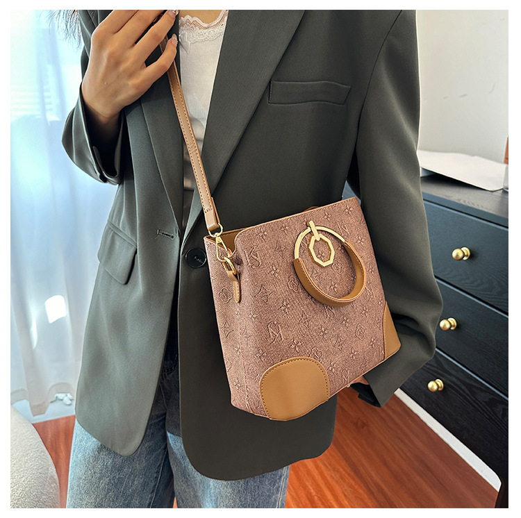1029g Weight Polyester Lining Material Zipper Closure Type Single Shoulder Strap Strap Type Crossbody Bag Bags Type Casual, Daily, Shopping Occasion Pu Leather Material Letter Pattern All Seasons Season Women's Gender Classic Style Style Bucket Shape Women's Pu Leather Letter Classic Style Bucket Zipper Crossbody Bag 9