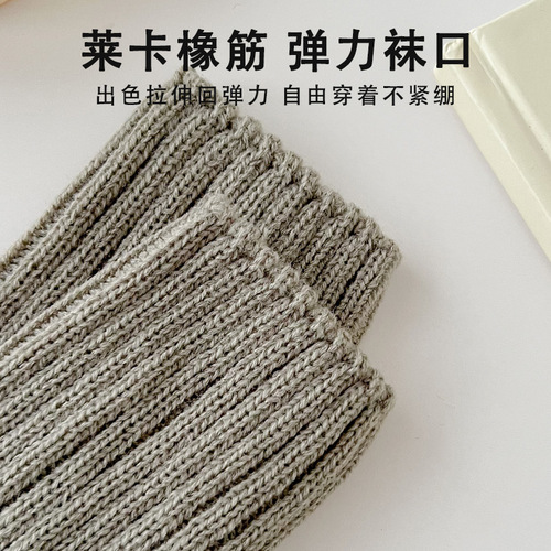 Double-needle wool socks protect the calves from the cold. Thick-needle white ankle heap knee pads that won’t fall off. New style for autumn and winter.