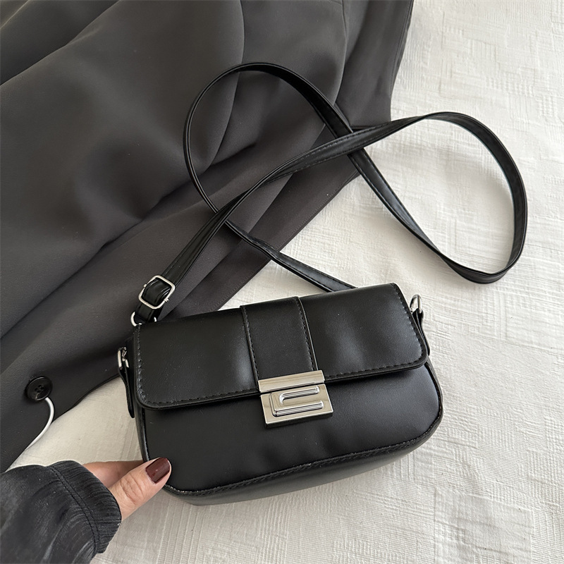 Bolso de palo mágico con sentido de diseño de nicho 2024 nuevo bolso cuadrado pequeño simple casual y versátil bolso negro de alta gama para axila