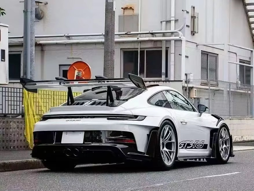 Suitable for Porsche 911 992 GT3RS original dry carbon fiber modification kit, front, middle, rear lip and side skirts
