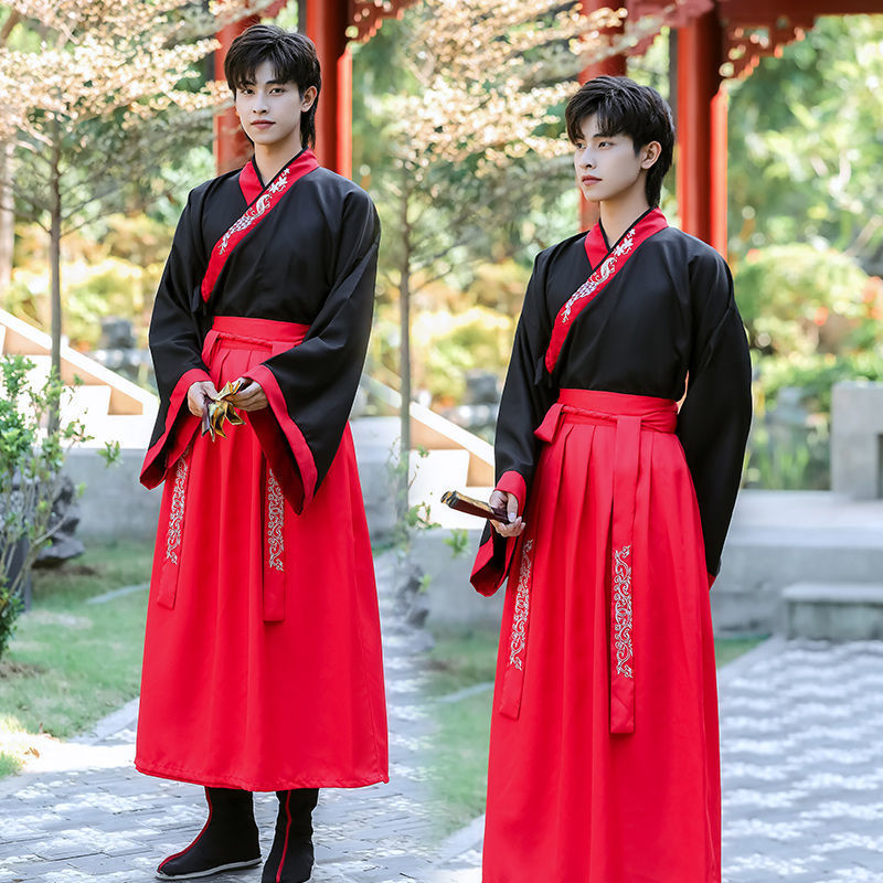 넓은 소매, 검은색 상단과 빨간색 하단 남성 스타일