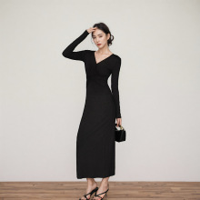 高个子法式V领扭结交叉针织连衣裙女2025秋冬高级感收腰长袖长裙