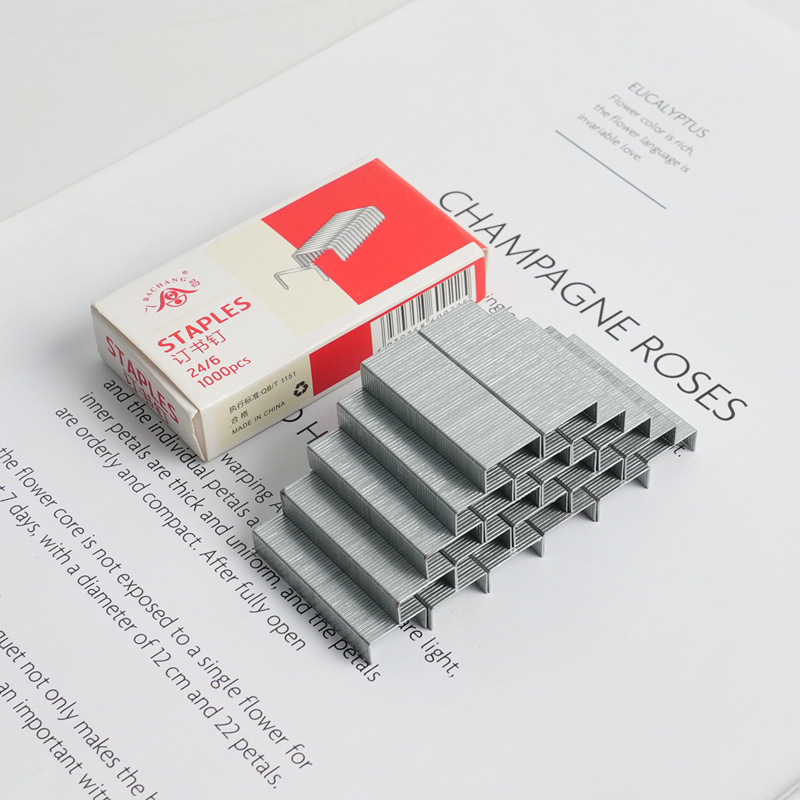 Groene bureauset met nietmachine, nietjes en rekenmachine. E-commerce set op voorraad._voghion.com