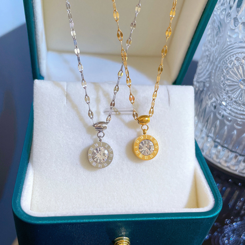 Collana con pendente in zirconi incisi con numeri romaniGioielli delicati_voghion.com