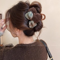 秋冬のかわいいぬいぐるみの蝶結びは女性の後頭部をつかんで外に出ます。