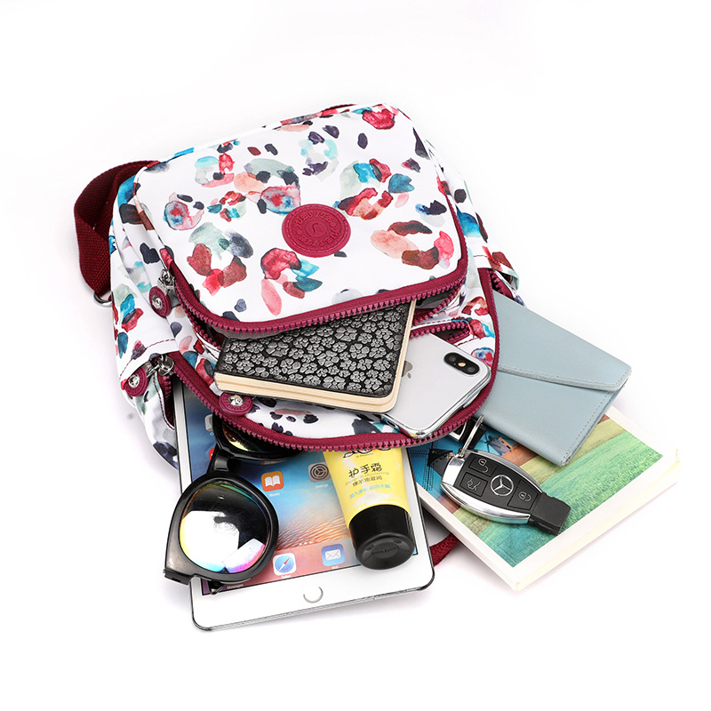 Nuevo estilo coreano mochila de mujer de moda de mediana edad y anciano madre viaje pequeña mochila de nylon mochila casual al por mayor