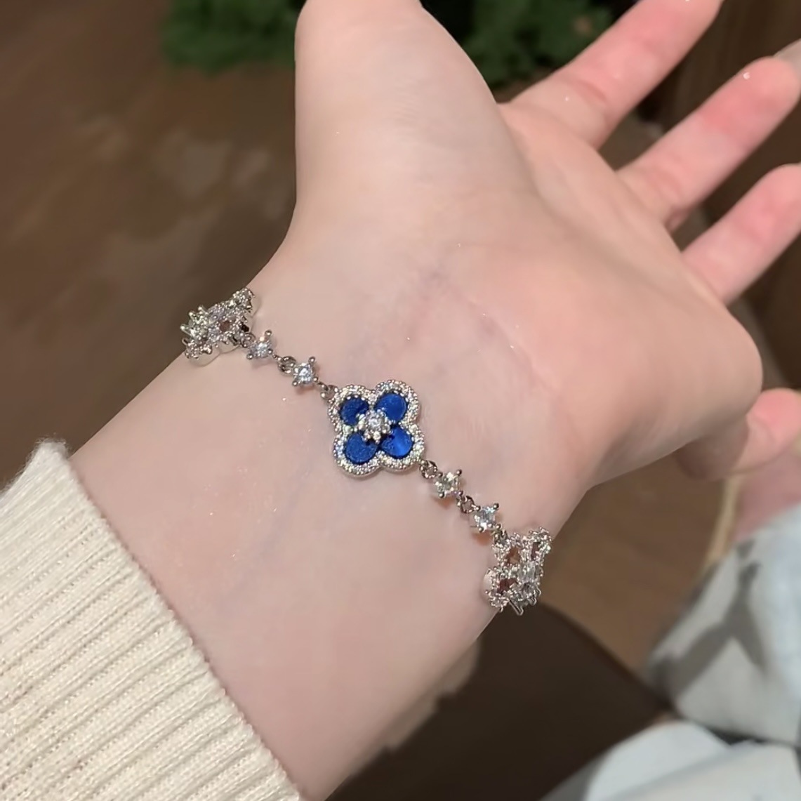 Pulsera de flores huecas en forma de diamante de circón, pulsera ligera de lujo de alta gama, joyería de temperamento de estilo de palacio retro europeo y americano al por mayor