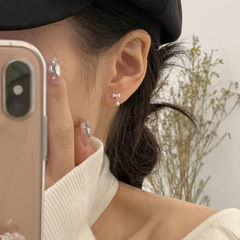 韓国版の小衆の蝶結びのネジのピアスの女性のファッションの個性は甘くて優しくて精巧で、高級感の耳飾りの潮に似合います。