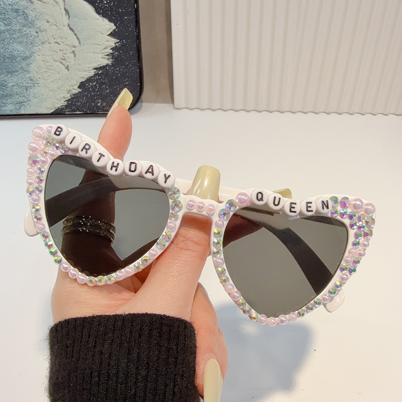 Marco blanco, pieza gris, diamante de color BIRTHDAY-QUEEN