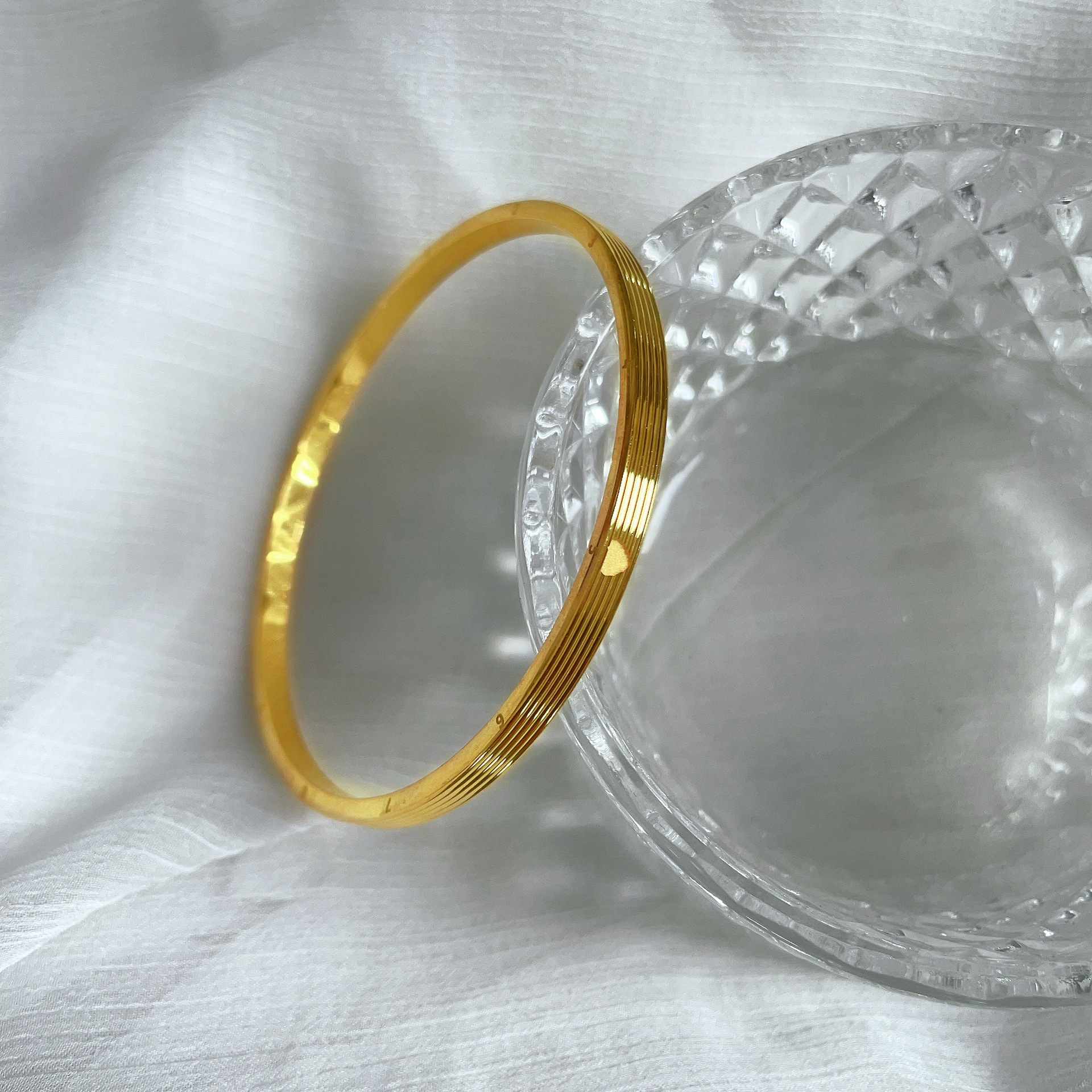 Fashionable gold bracelet
