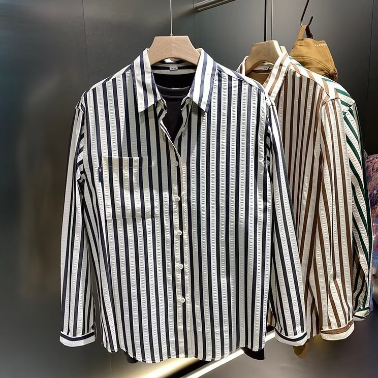 2024 Camisa de manga larga a rayas verticales casual de negocios para hombres Camisa de pulgadas de primavera y otoño para hombres Chaqueta de camisa delgada de lujo ligero