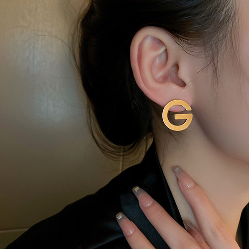 Simple metal letter 925 silver needle earrings, high-end, versatile ins fashion earrings, personalized temperament, Hong Kong style earrings