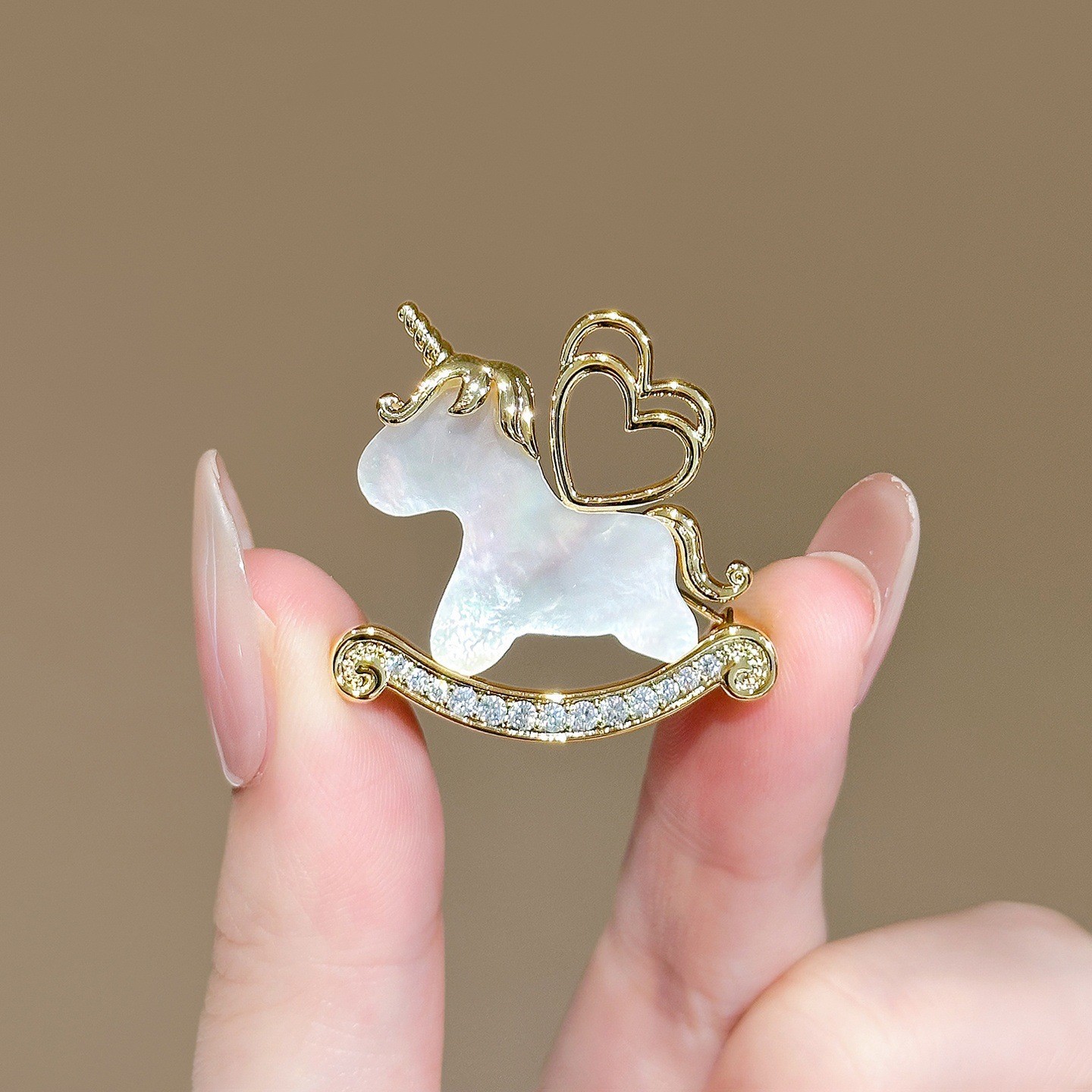 Spilla di lusso di alta qualità con pony di diamanti scintillanti, squisita, versatile, dal design unico, elegante, leggera e di alto valore._voghion.com