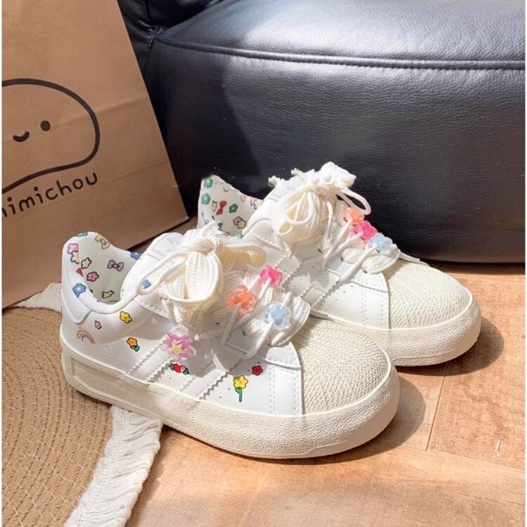 Korean Bloggers Recommend White Sneakers, New Shell-Style Lightweight Casual Shoes for Spring and Autumn 2026, Unique and Sweet High-Appearance Shoes