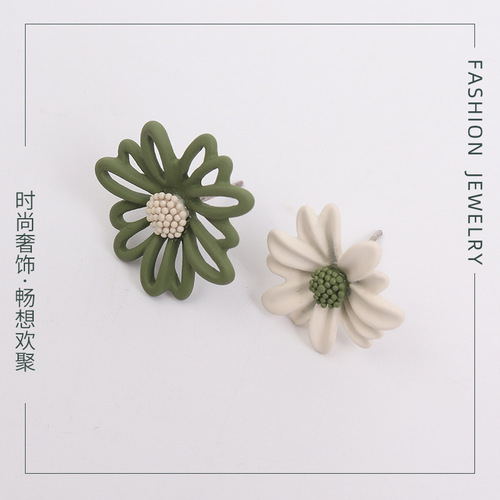 Light luxury, painless mosquito coil clip earrings, asymmetrical daisy earrings for girls, small fresh silver needles, contrasting flowers for girls