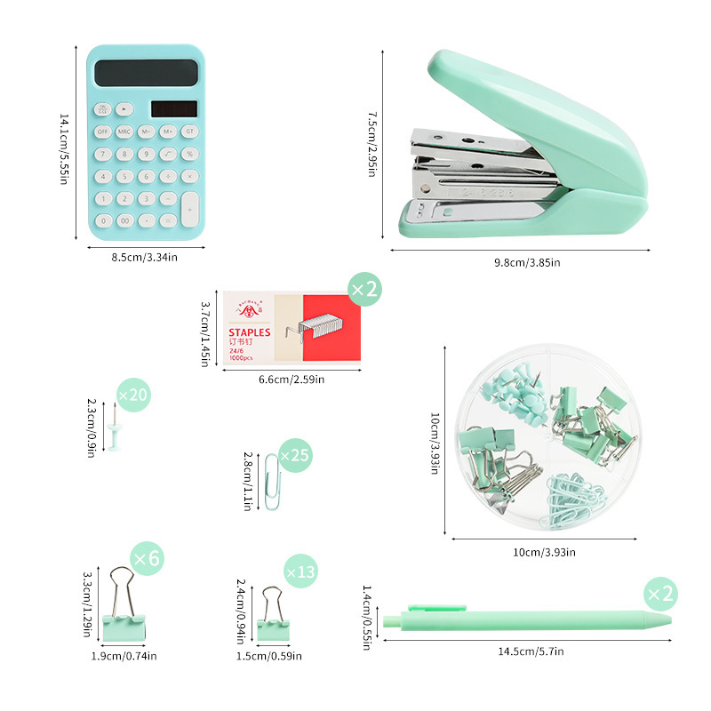 Groene bureauset met nietmachine, nietjes en rekenmachine. E-commerce set op voorraad._voghion.com