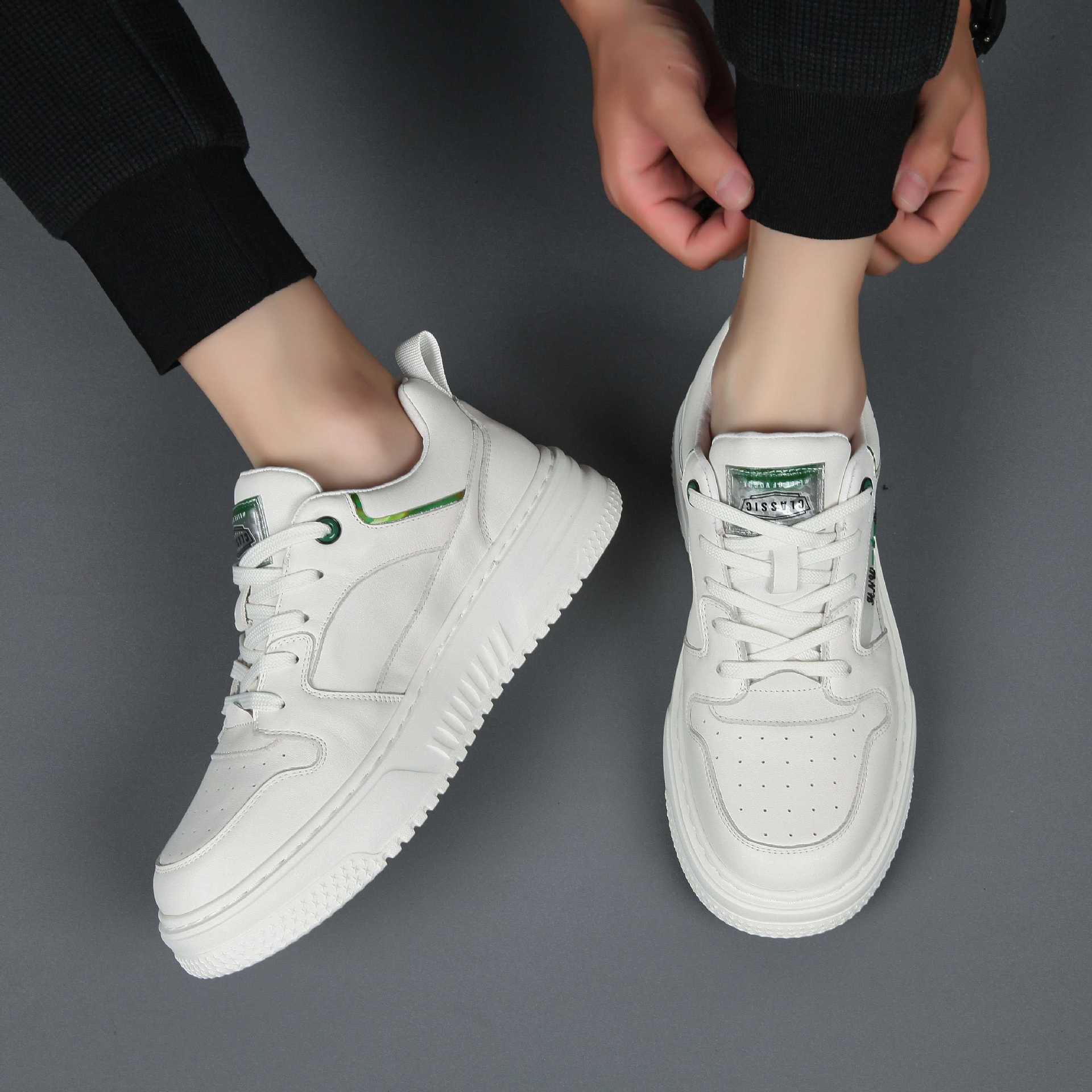 Zapatos casuales de cuero de vaca, zapatos casuales de hombre, zapatos blancos de moda coreana con un pedazo de calzado deportivo, suela gruesa