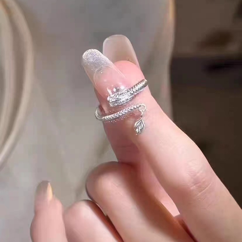 Anillo de cola de dragón Anillo de año de nacimiento anillo de diseño de nicho de lujo ligero