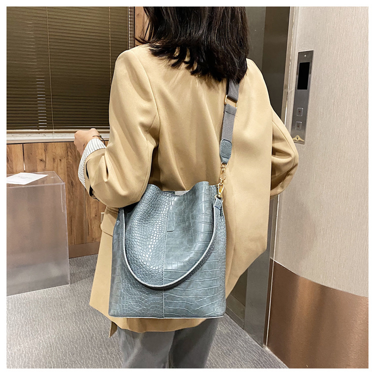 Fashionable Stylish One Shoulder Bag New Fashionable Temperament Underarm Bag Casual All-Matching Wide Shoulder Strap Bucket Bag display picture 10