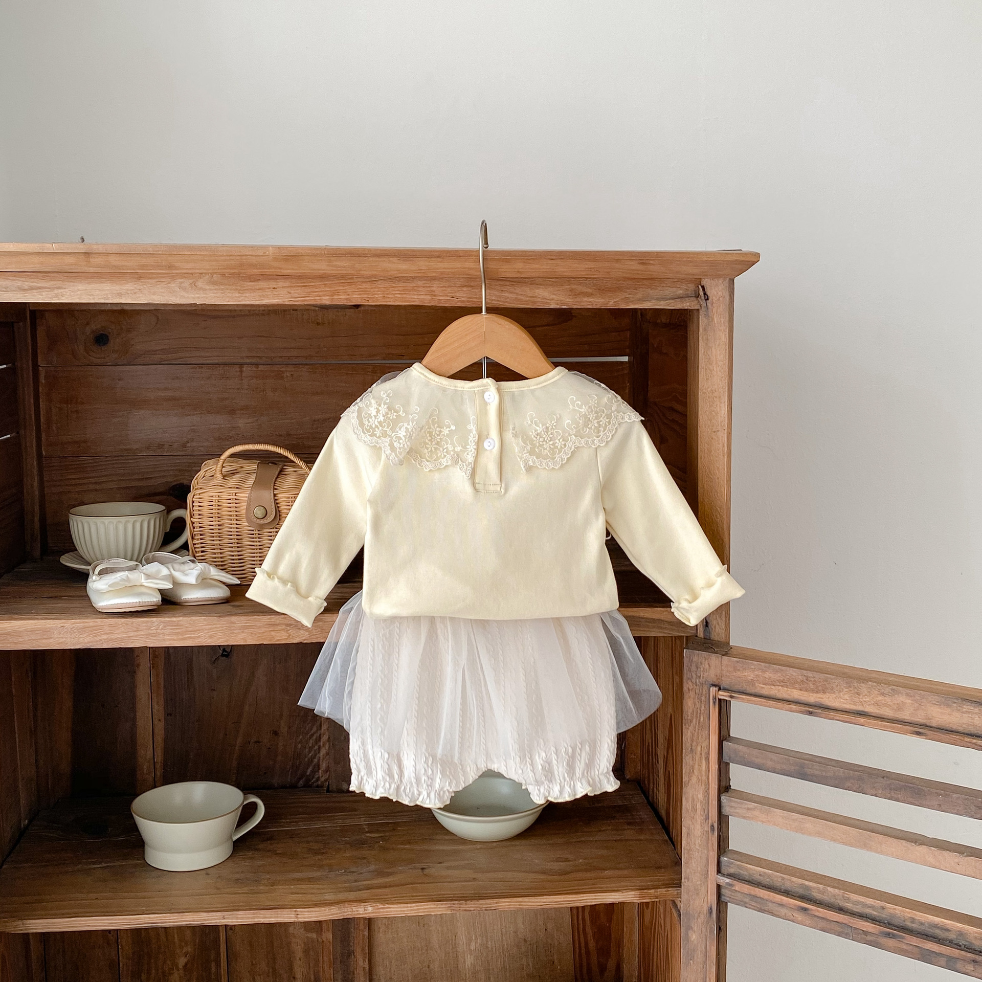 Jesenski set od tri dijela za djevojčice 2024. s čipkastom majicom s ovratnikom, mrežastim hlačama i jednobojnim žakard kaputom, Taken_voghion.com