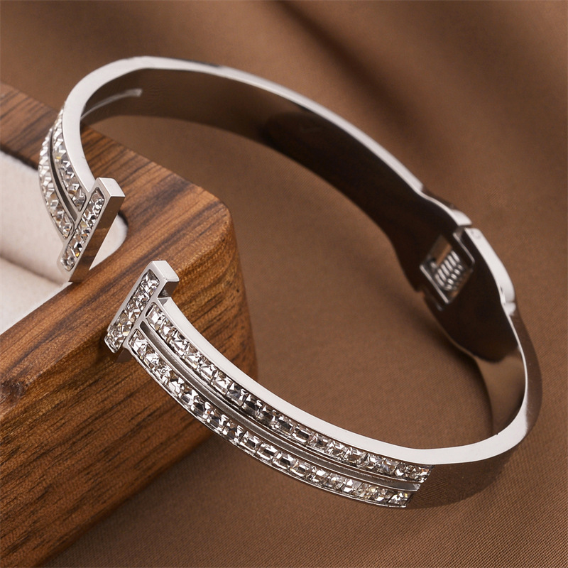 Pulsera de titanio y acero para mujer, diseño moderno y sencillo, pulsera de lujo que no se desvanece, venta al por mayor en stock.