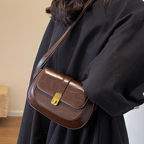 High-end bag women's autumn and winter retro 2024 new fashion niche design single shoulder crossbody bag popular saddle bag