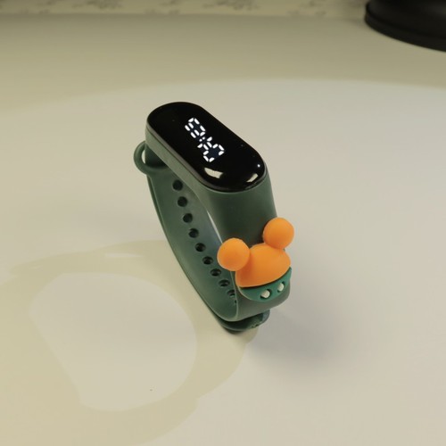 New style led men and women cute waterproof sports fashion primary and secondary school students bracelet doll luminous cartoon watch