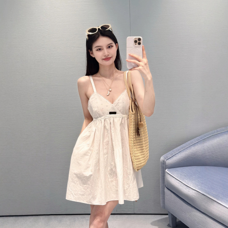 Nanyou high-quality mm26 summer new lace-trimmed camisole dress with V-neck design and exposed collarbone for women