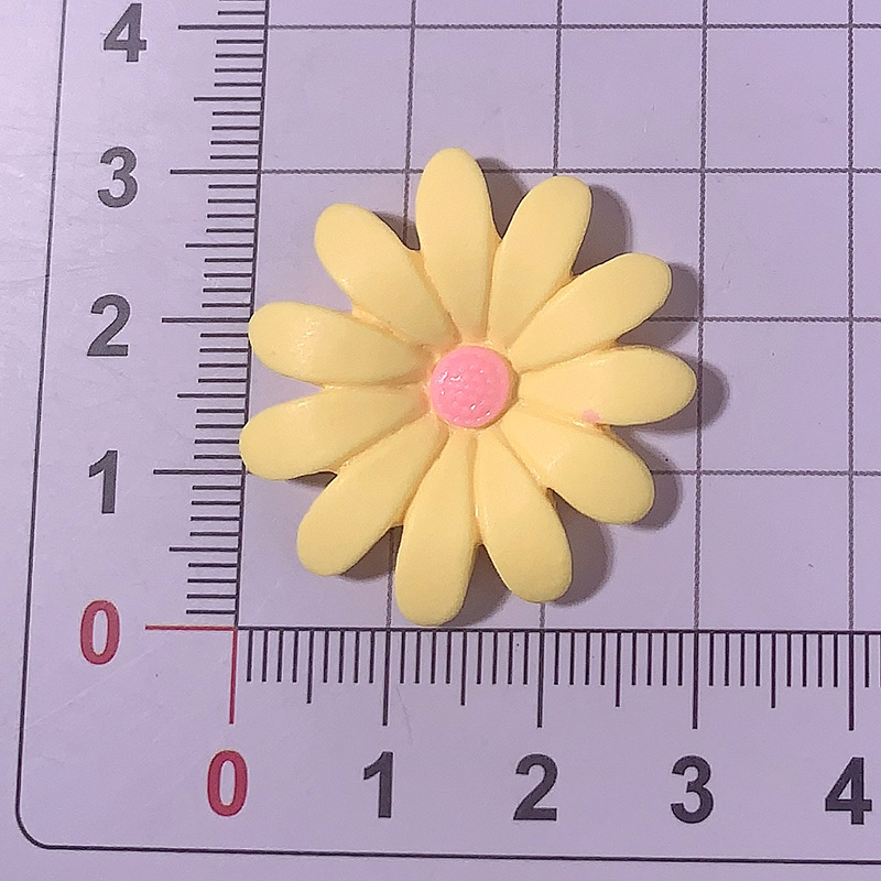 Accesorios de resina de flor de margarita de color transfronterizo DIY pegamento de crema agujero de cáscara de teléfono móvil agujero de zapatos taza de agua material de pegatina de refrigerador