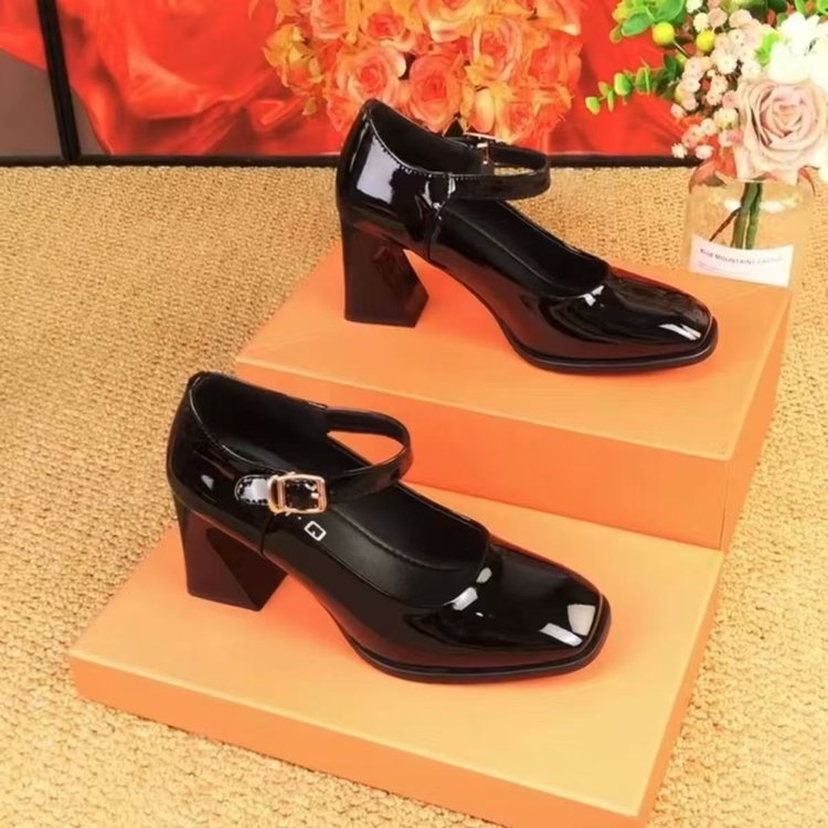 2026 nuevos zapatos de mujer primavera y verano nuevo botón de cabeza cuadrada damas zapatos de cuero de tacones gruesos zapatos de moda versátiles zapatos individuales