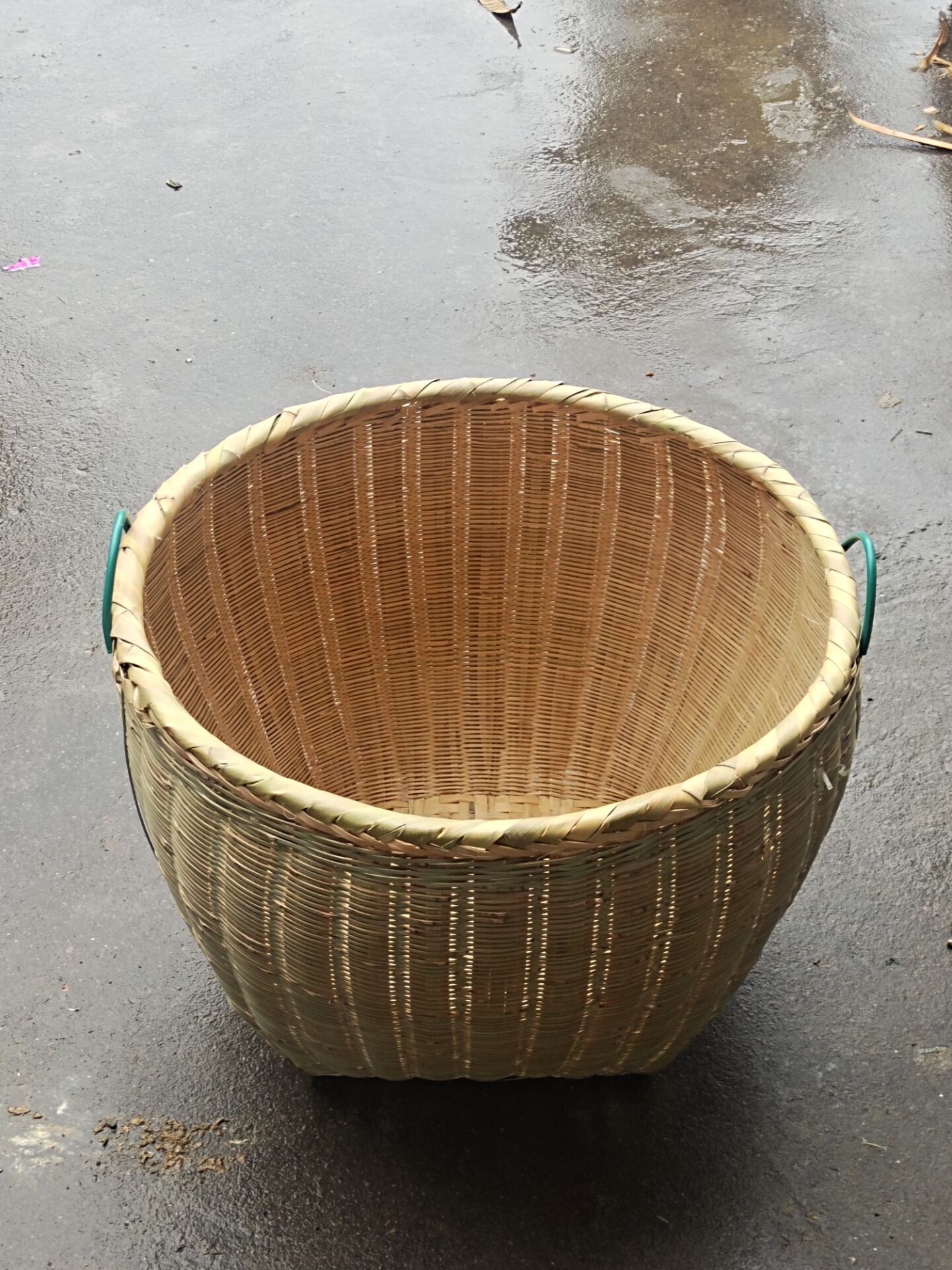 귀가 달린 큰 바구니