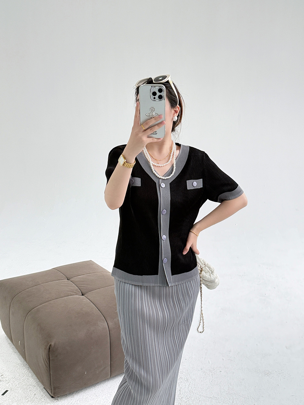 Áo phông ngắn tay cổ chữ V phong cách Chanel, thiết kế màu tương phản kiểu ngắn — Màu đen