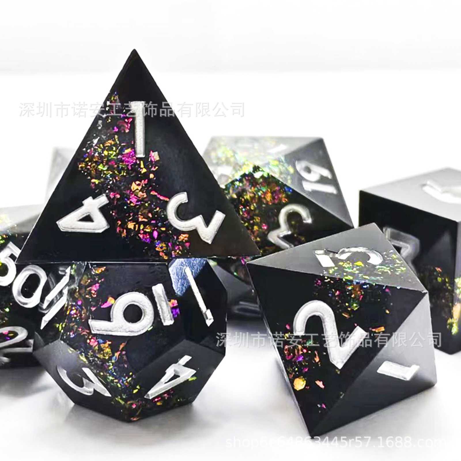 검정색 바탕에 은색 글씨