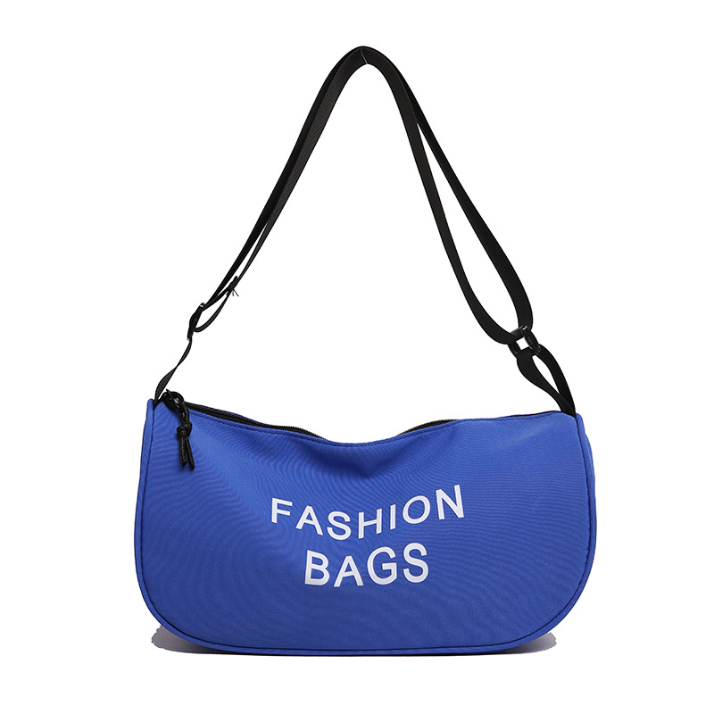 La versión coreana de la bolsa de hombro con estilo deportivo simple es una bolsa de ropa de trabajo y tela Roja de Internet.