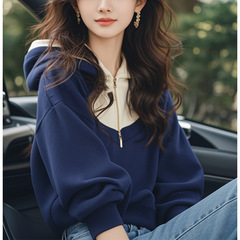 高級感のある青い半ファスナーと帽子のセーターのコートの女性の秋の新型の2024の爆発的なファッションの洋風